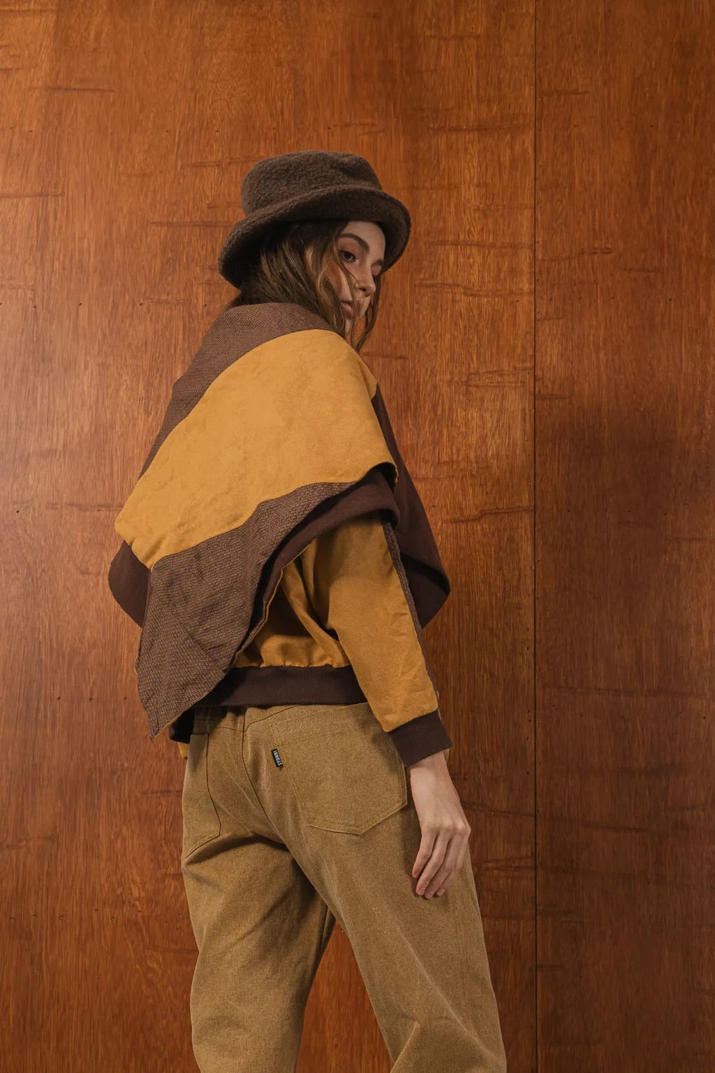 經典牛仔工作褲，日本重磅牛仔面料搭配牛仔釦、金屬拉鍊與鬆緊腰頭設計，展現機能工作風格。