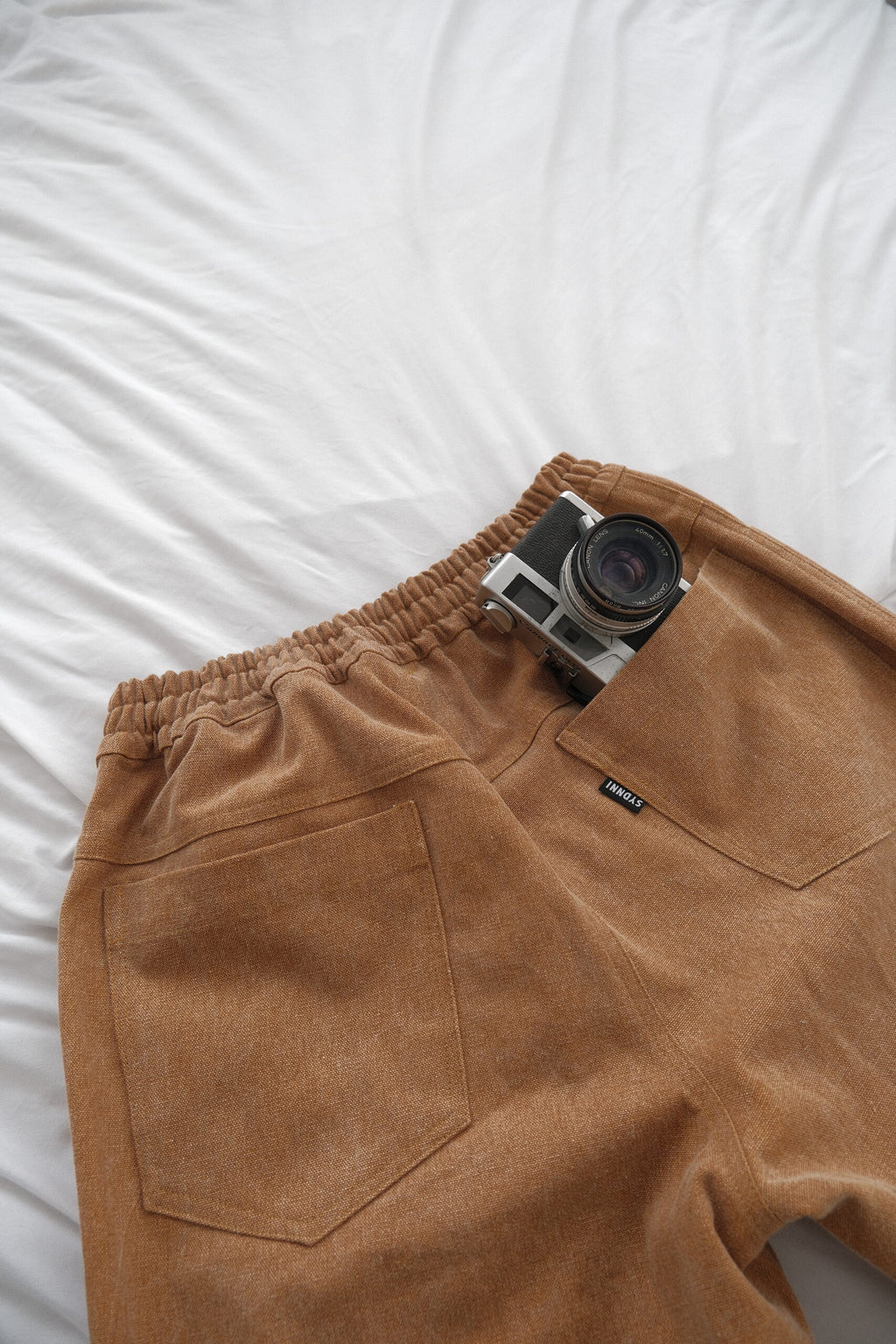 經典牛仔工作褲，日本重磅牛仔面料搭配牛仔釦、金屬拉鍊與鬆緊腰頭設計，展現機能工作風格。