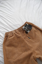 經典牛仔工作褲，日本重磅牛仔面料搭配牛仔釦、金屬拉鍊與鬆緊腰頭設計，展現機能工作風格。