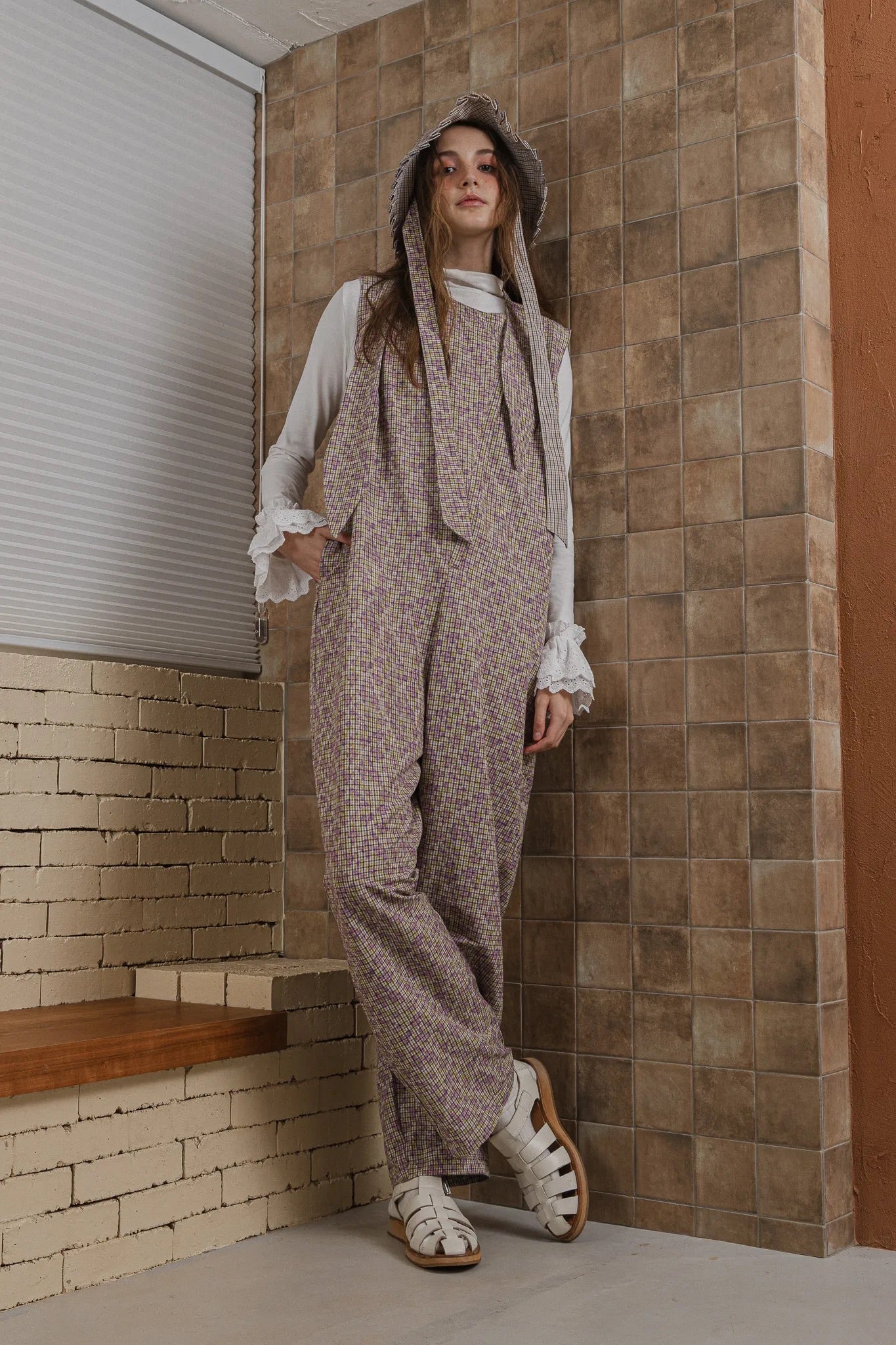 雙面印花領結連身褲，日本面料前拉鍊與領口綁帶，展現寬鬆修身優雅機能。