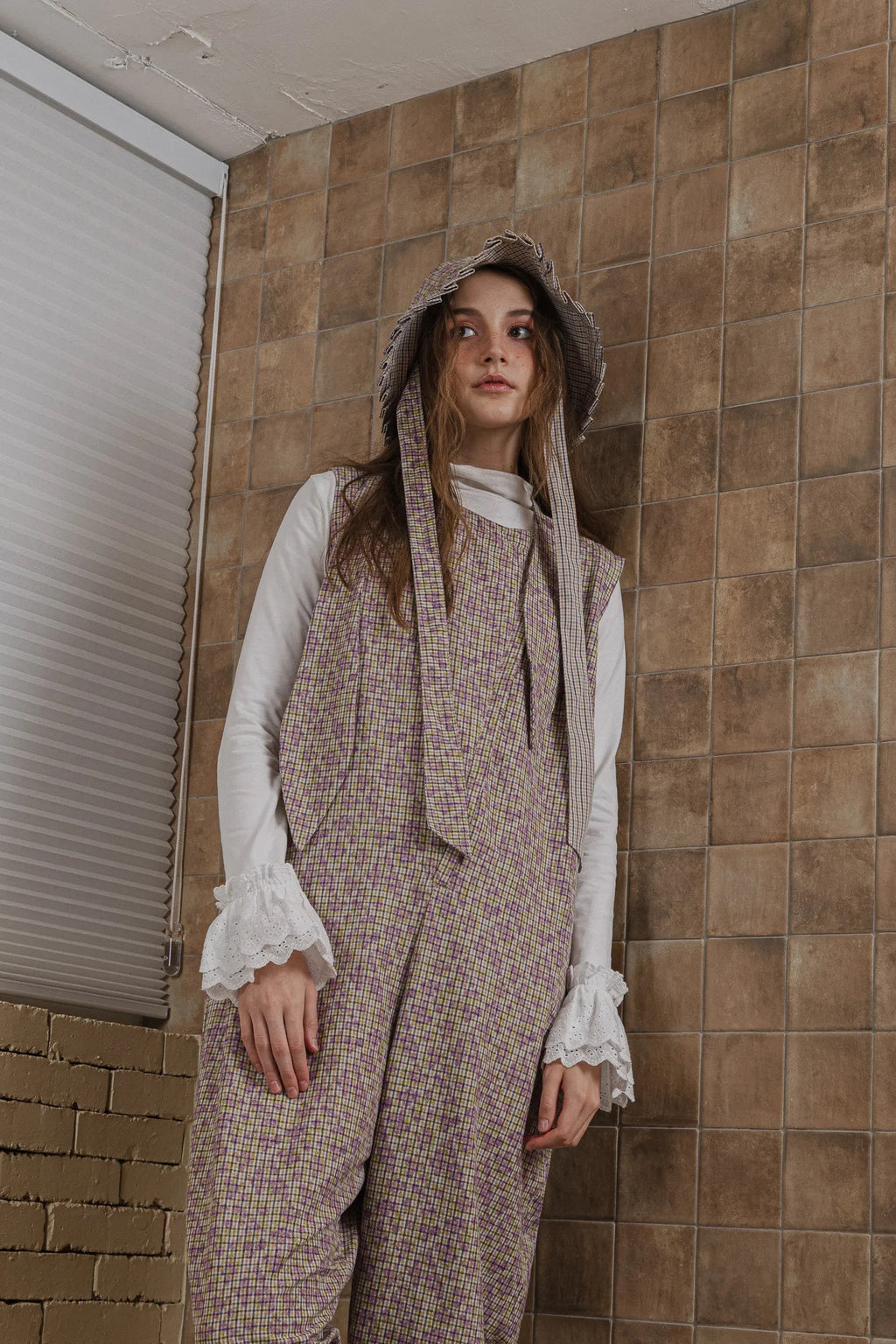 雙面印花領結連身褲，日本面料前拉鍊與領口綁帶，展現寬鬆修身優雅機能。