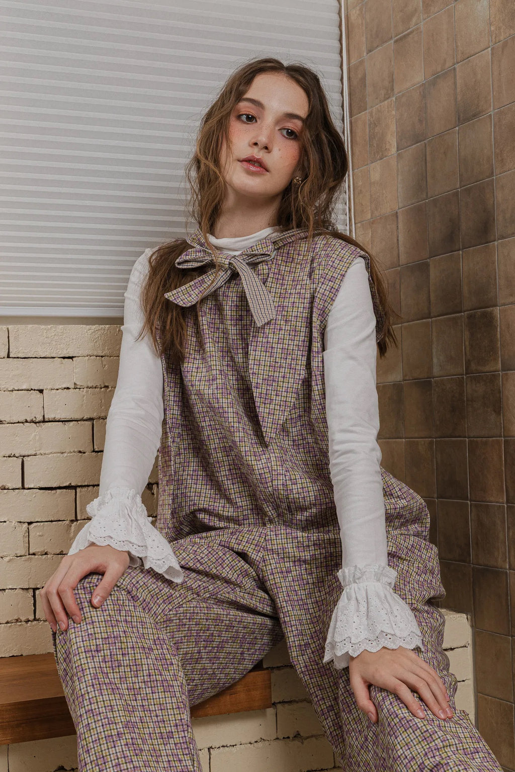 雙面印花領結連身褲，日本面料前拉鍊與領口綁帶，展現寬鬆修身優雅機能。