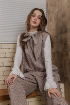 雙面印花領結連身褲，日本面料前拉鍊與領口綁帶，展現寬鬆修身優雅機能。