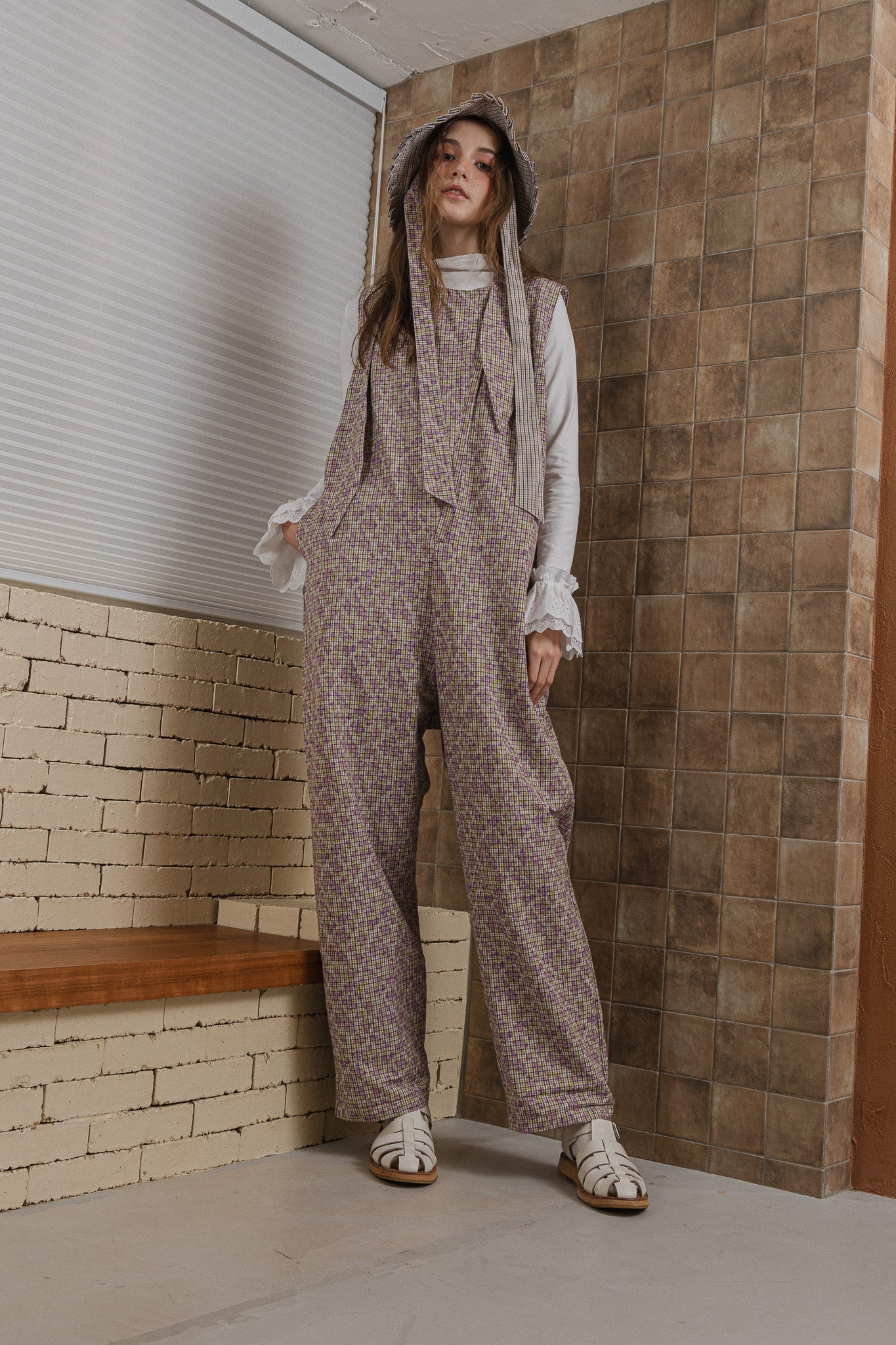 雙面印花領結連身褲，日本面料前拉鍊與領口綁帶，展現寬鬆修身優雅機能。