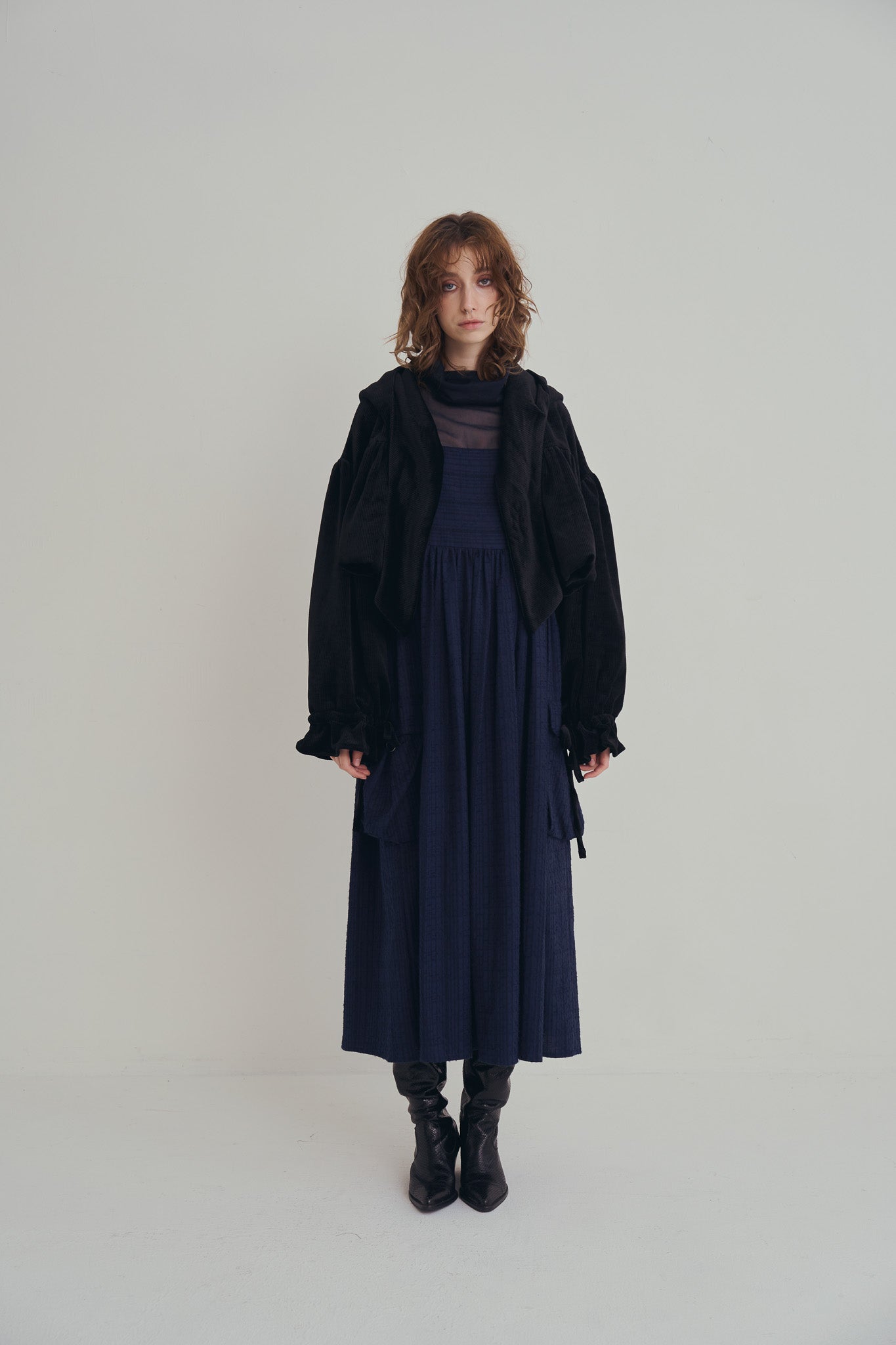 閃耀黑童話連帽外套，光澤針織棉麻前綁帶前短後長優雅叛逆比例。