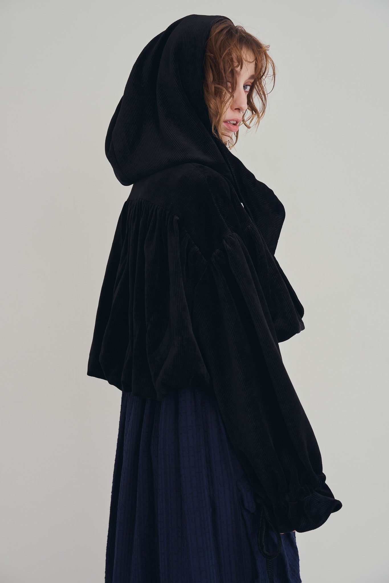 閃耀黑童話連帽外套，光澤針織棉麻前綁帶前短後長優雅叛逆比例。