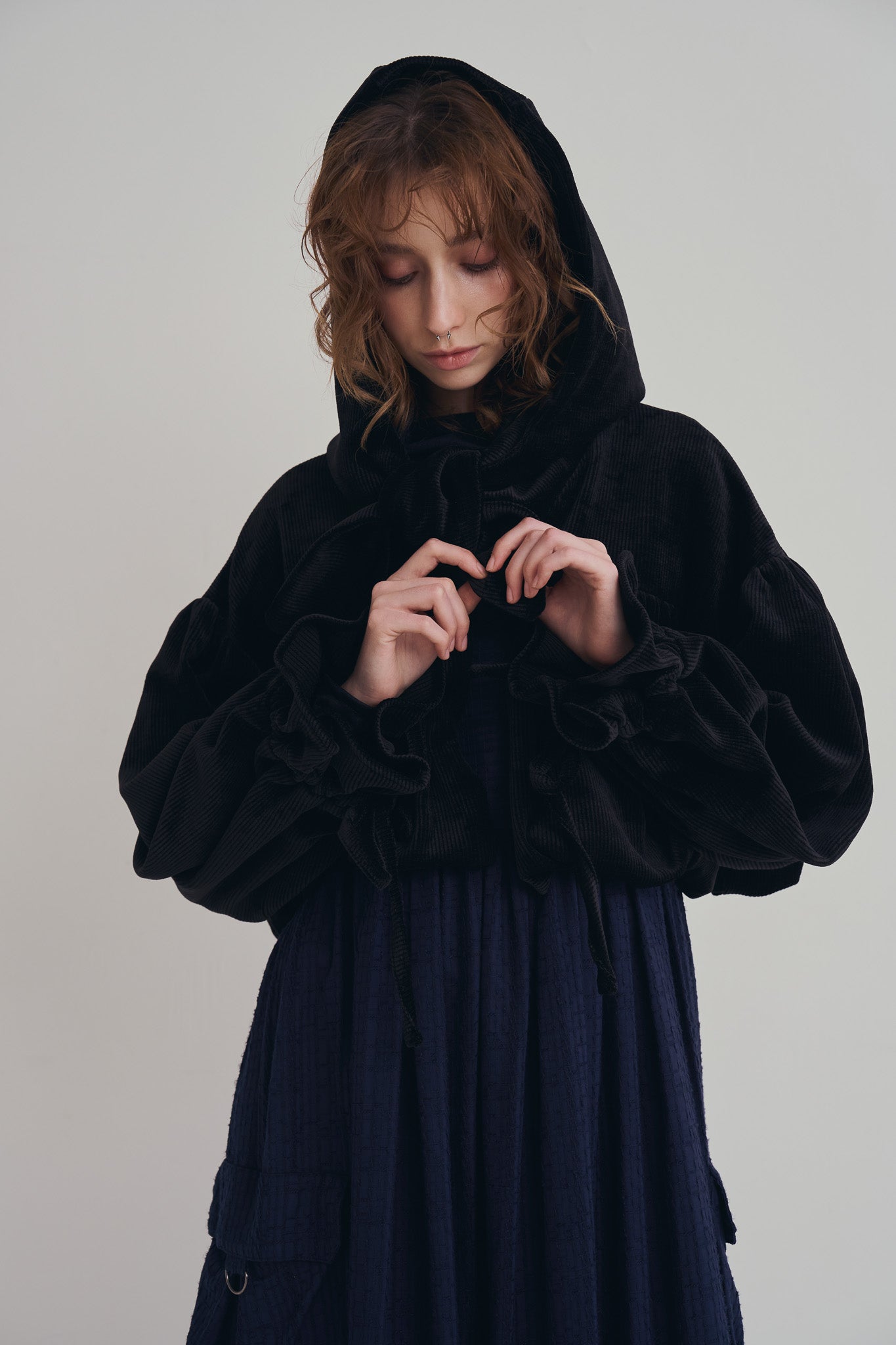 閃耀黑童話連帽外套，光澤針織棉麻前綁帶前短後長優雅叛逆比例。