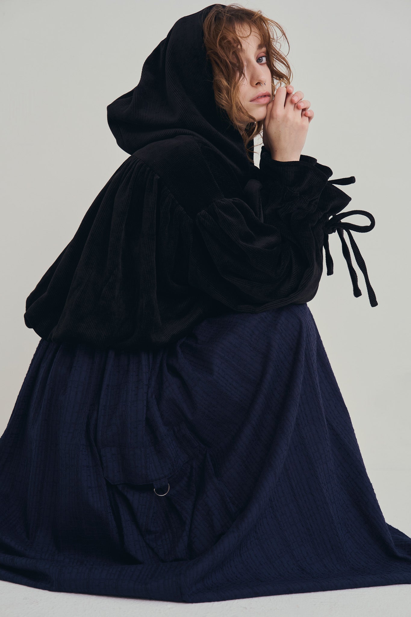 閃耀黑童話連帽外套，光澤針織棉麻前綁帶前短後長優雅叛逆比例。