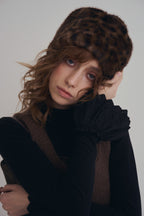 手作豹紋鐘形帽，質感豹紋毛毛面料搭配內裏結構，修飾臉型又保暖的復古帽款。