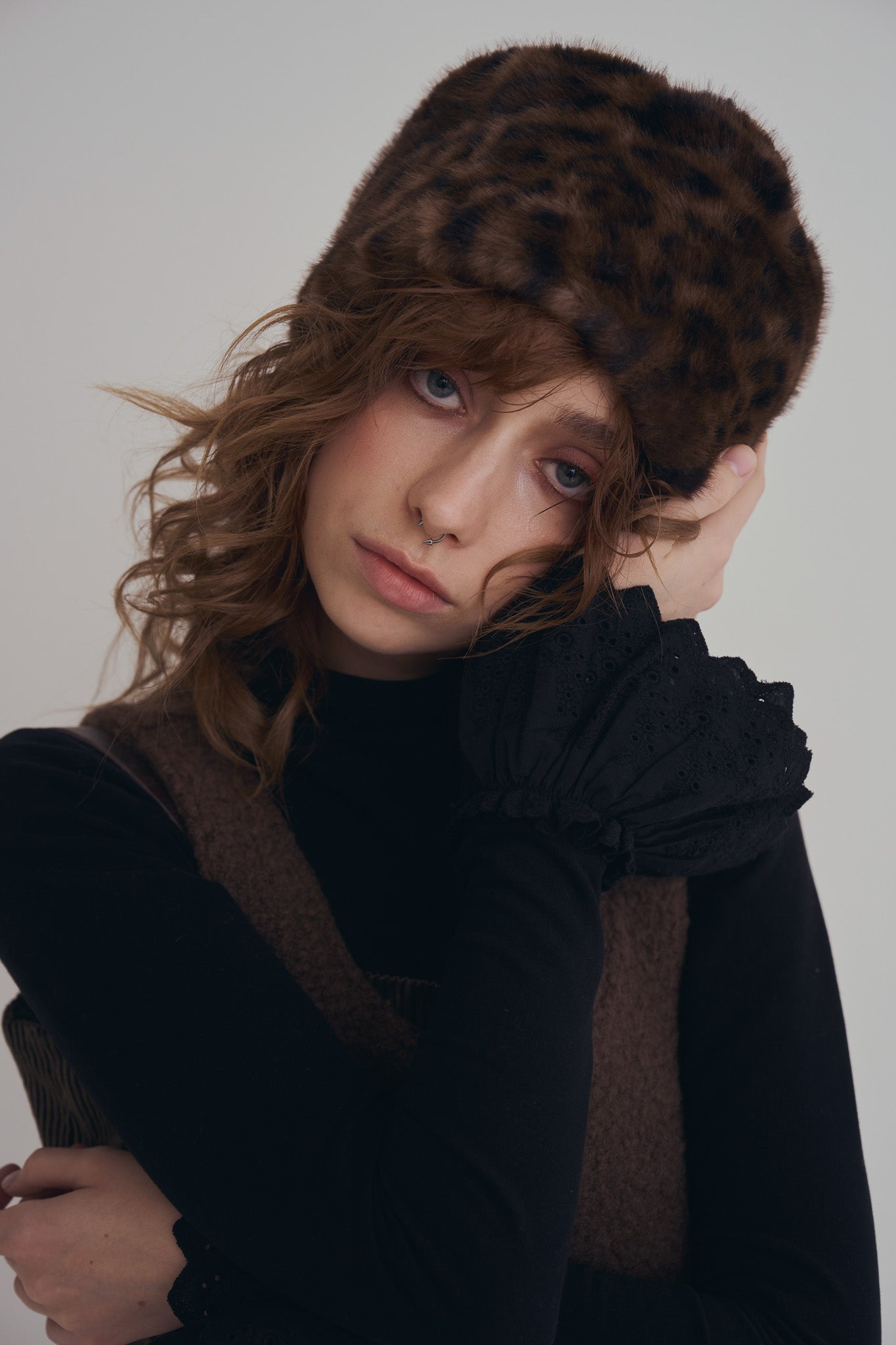 手作豹紋鐘形帽，質感豹紋毛毛面料搭配內裏結構，修飾臉型又保暖的復古帽款。