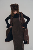 手作豹紋鐘形帽，質感豹紋毛毛面料搭配內裏結構，修飾臉型又保暖的復古帽款。