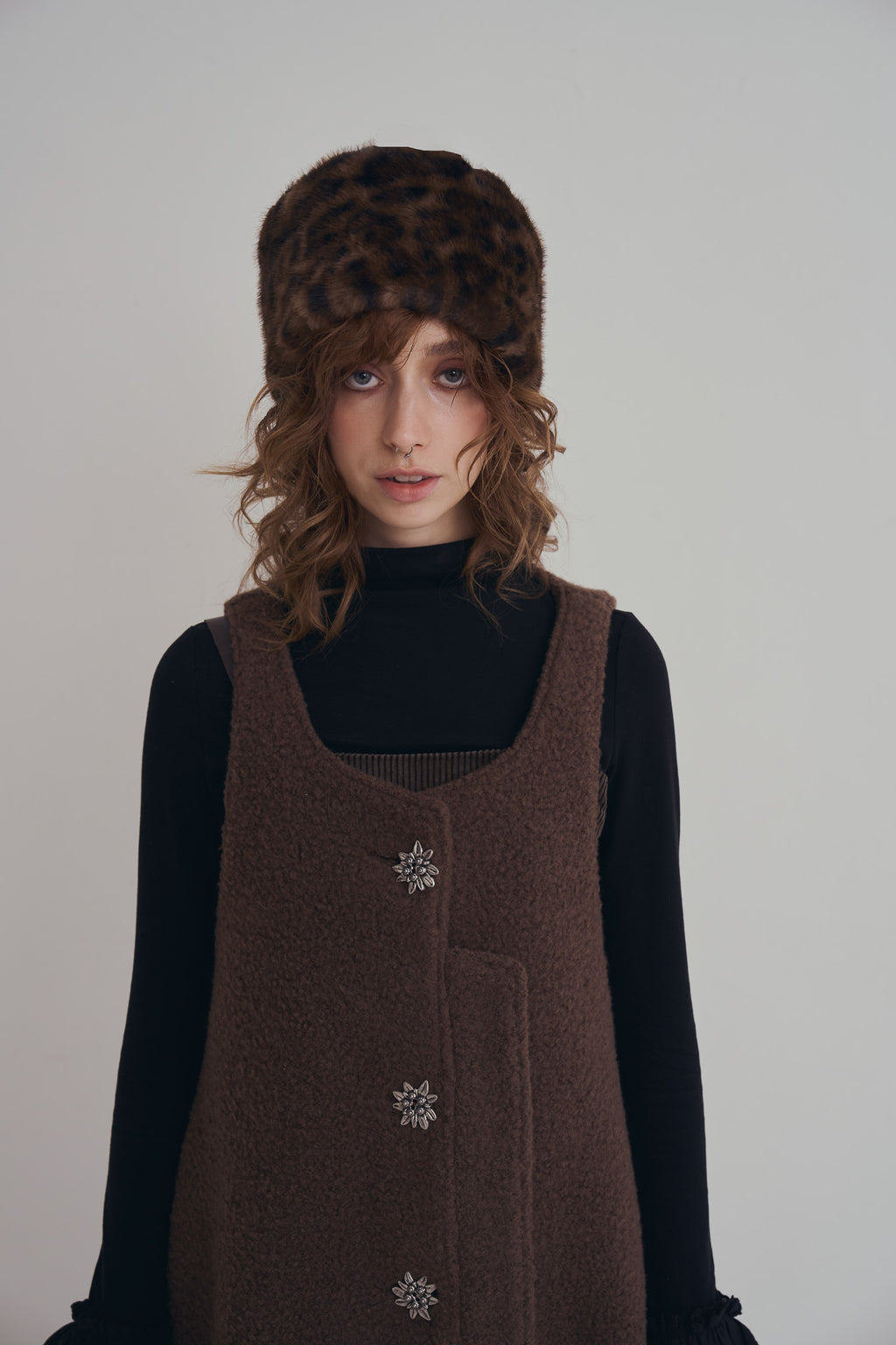 手作豹紋鐘形帽，質感豹紋毛毛面料搭配內裏結構，修飾臉型又保暖的復古帽款。