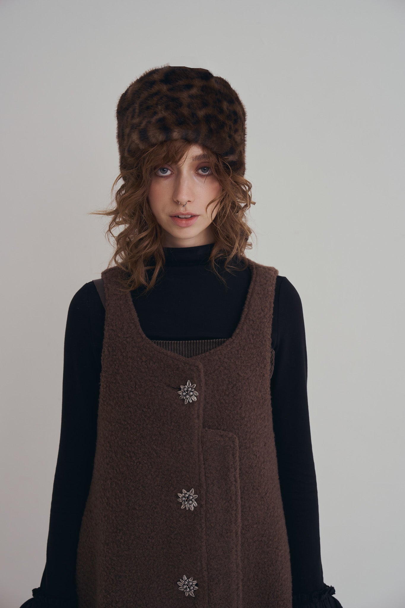 手作豹紋鐘形帽，質感豹紋毛毛面料搭配內裏結構，修飾臉型又保暖的復古帽款。