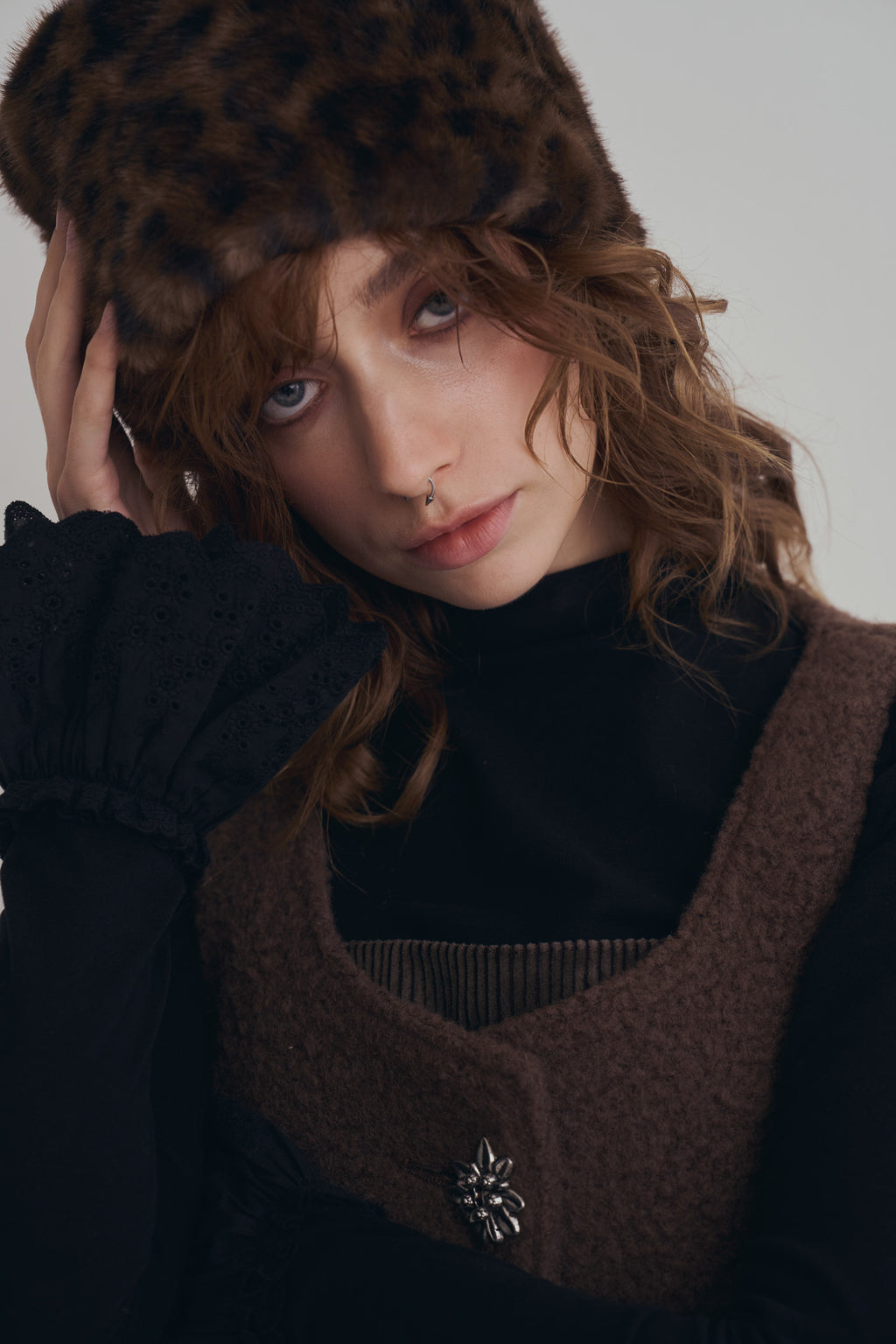 手作豹紋鐘形帽，質感豹紋毛毛面料搭配內裏結構，修飾臉型又保暖的復古帽款。