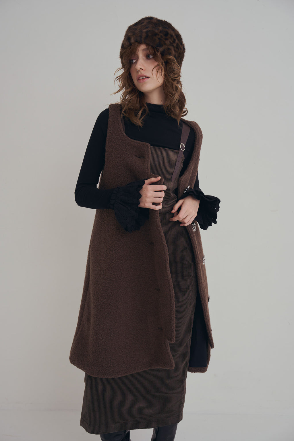 手作豹紋鐘形帽，質感豹紋毛毛面料搭配內裏結構，修飾臉型又保暖的復古帽款。