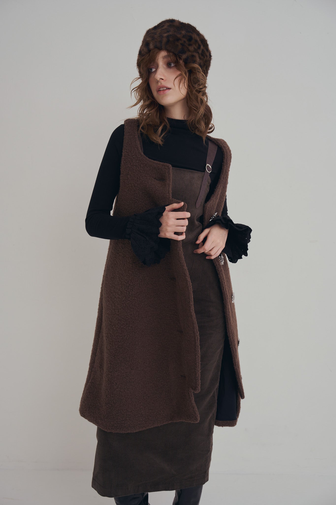 手作豹紋鐘形帽，質感豹紋毛毛面料搭配內裏結構，修飾臉型又保暖的復古帽款。