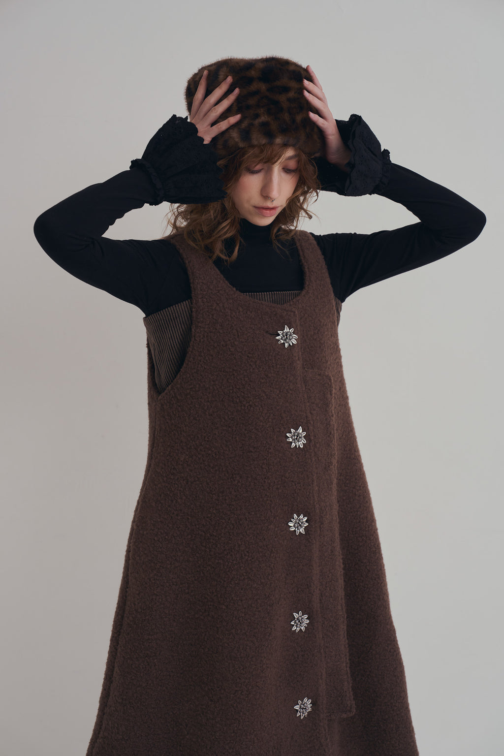 手作豹紋鐘形帽，質感豹紋毛毛面料搭配內裏結構，修飾臉型又保暖的復古帽款。