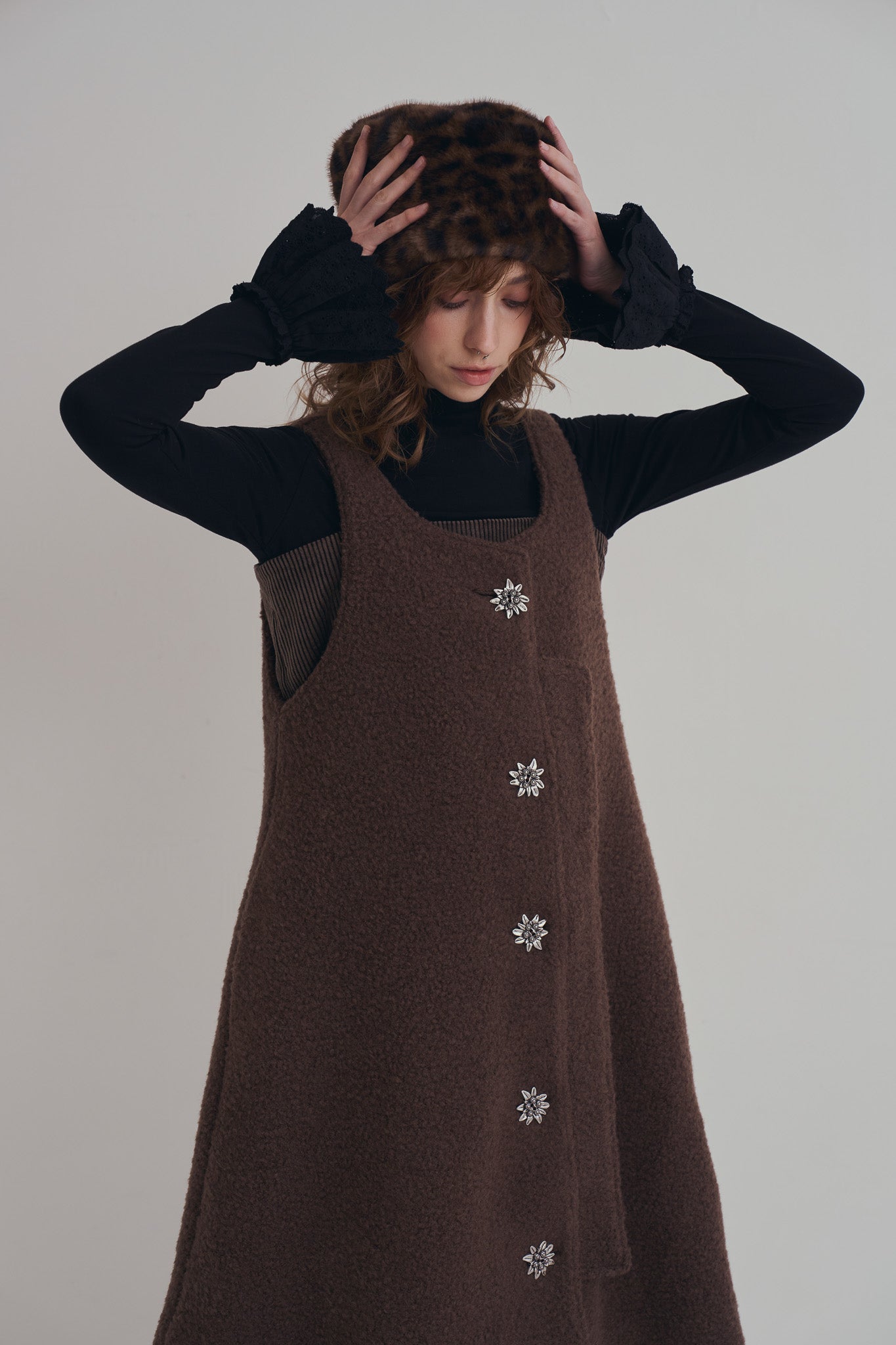 手作豹紋鐘形帽，質感豹紋毛毛面料搭配內裏結構，修飾臉型又保暖的復古帽款。