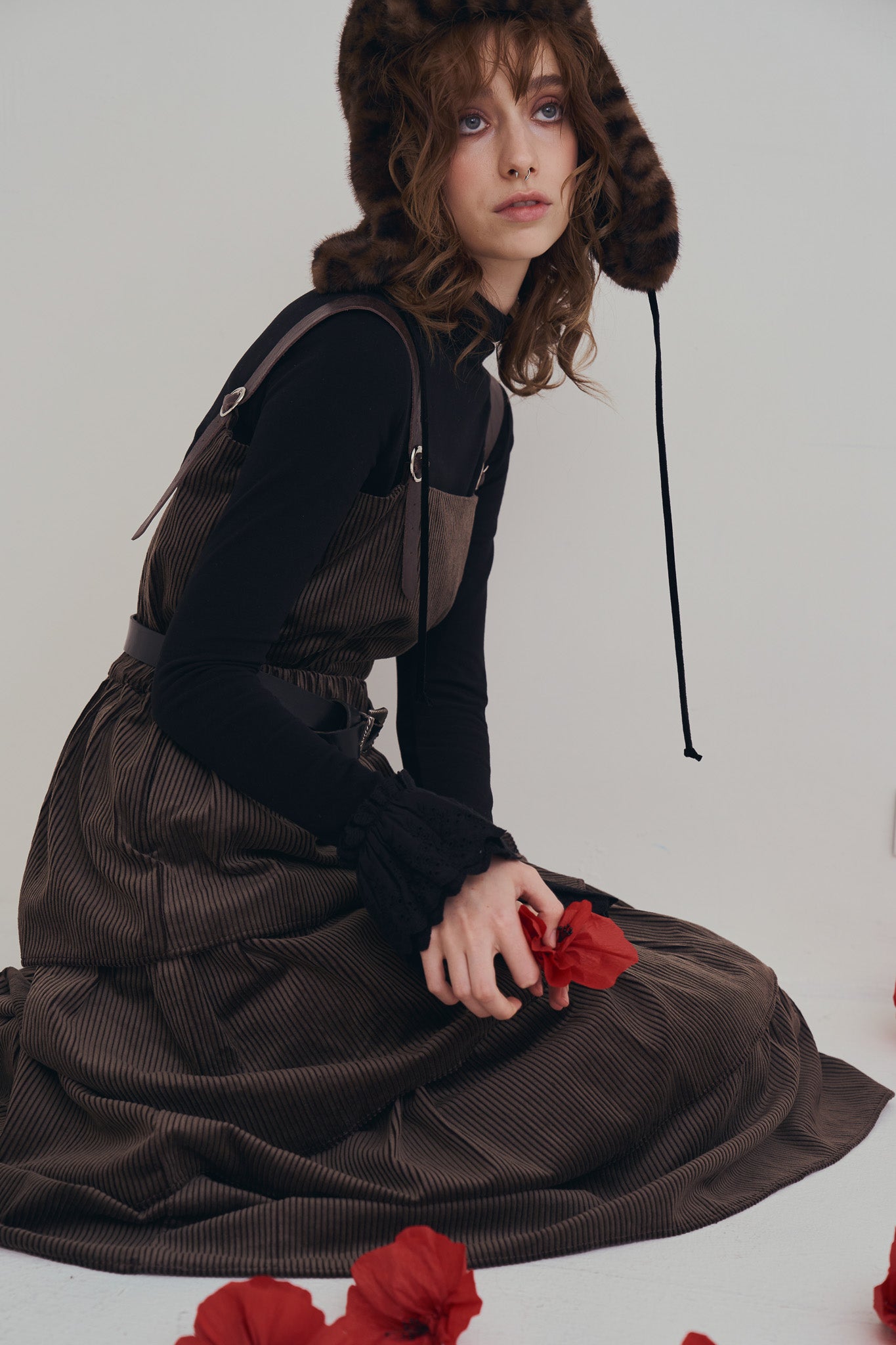 手作豹紋飛行帽，質感豹紋毛毛全包覆帽型與內裏結構，修飾臉部線條並提升保暖度。