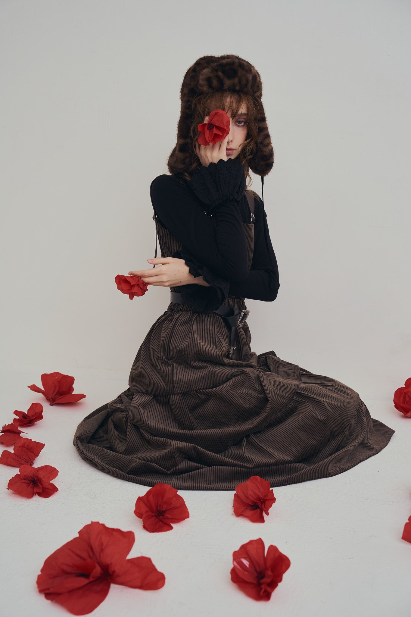 手作豹紋飛行帽，質感豹紋毛毛全包覆帽型與內裏結構，修飾臉部線條並提升保暖度。