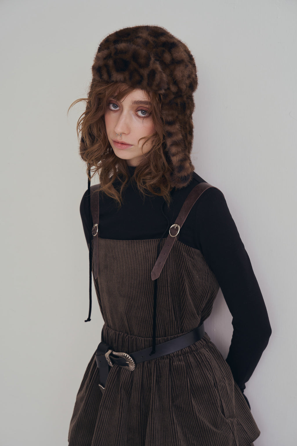 手作豹紋飛行帽，質感豹紋毛毛全包覆帽型與內裏結構，修飾臉部線條並提升保暖度。