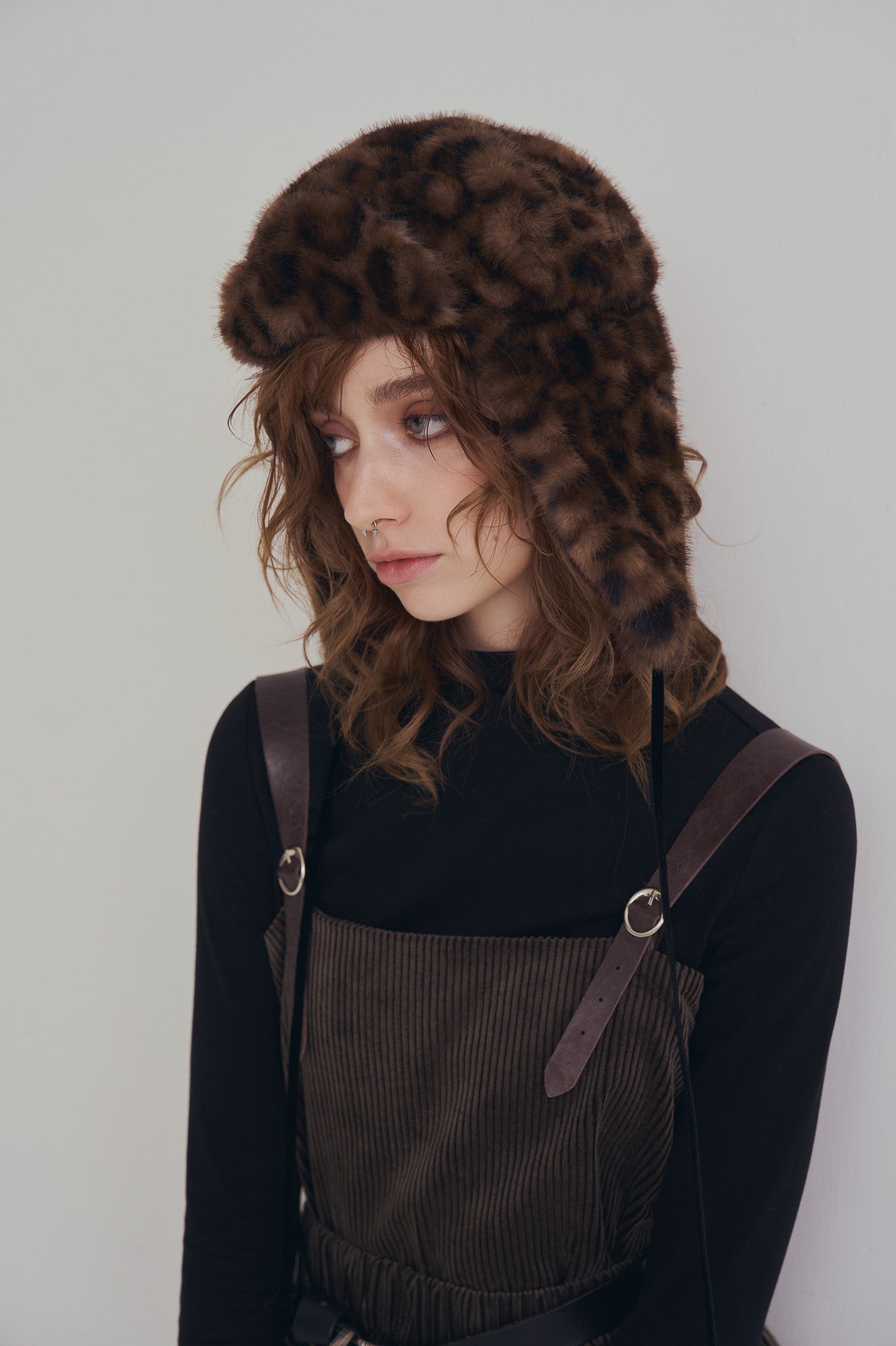 手作豹紋飛行帽，質感豹紋毛毛全包覆帽型與內裏結構，修飾臉部線條並提升保暖度。