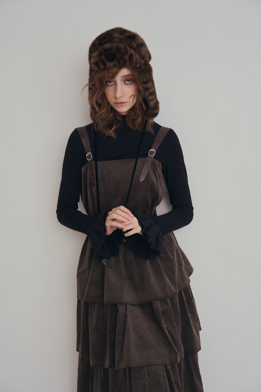 手作豹紋飛行帽，質感豹紋毛毛全包覆帽型與內裏結構，修飾臉部線條並提升保暖度。