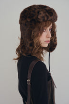 手作豹紋飛行帽，質感豹紋毛毛全包覆帽型與內裏結構，修飾臉部線條並提升保暖度。