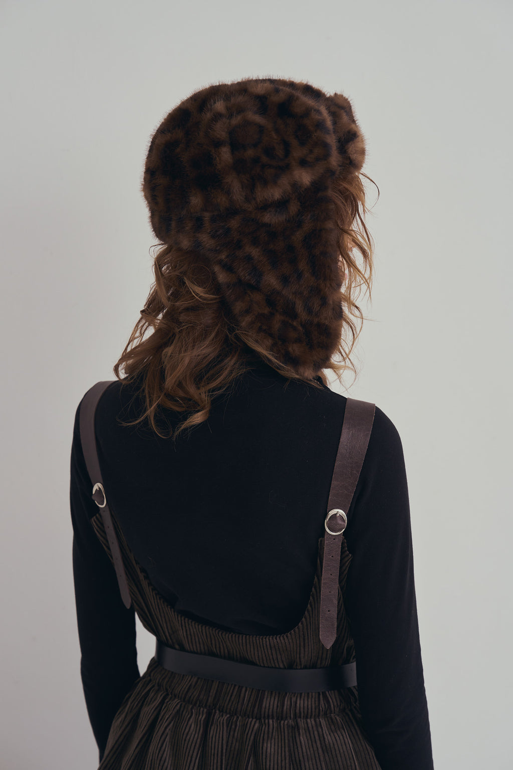 手作豹紋飛行帽，質感豹紋毛毛全包覆帽型與內裏結構，修飾臉部線條並提升保暖度。