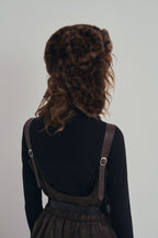 手作豹紋飛行帽，質感豹紋毛毛全包覆帽型與內裏結構，修飾臉部線條並提升保暖度。