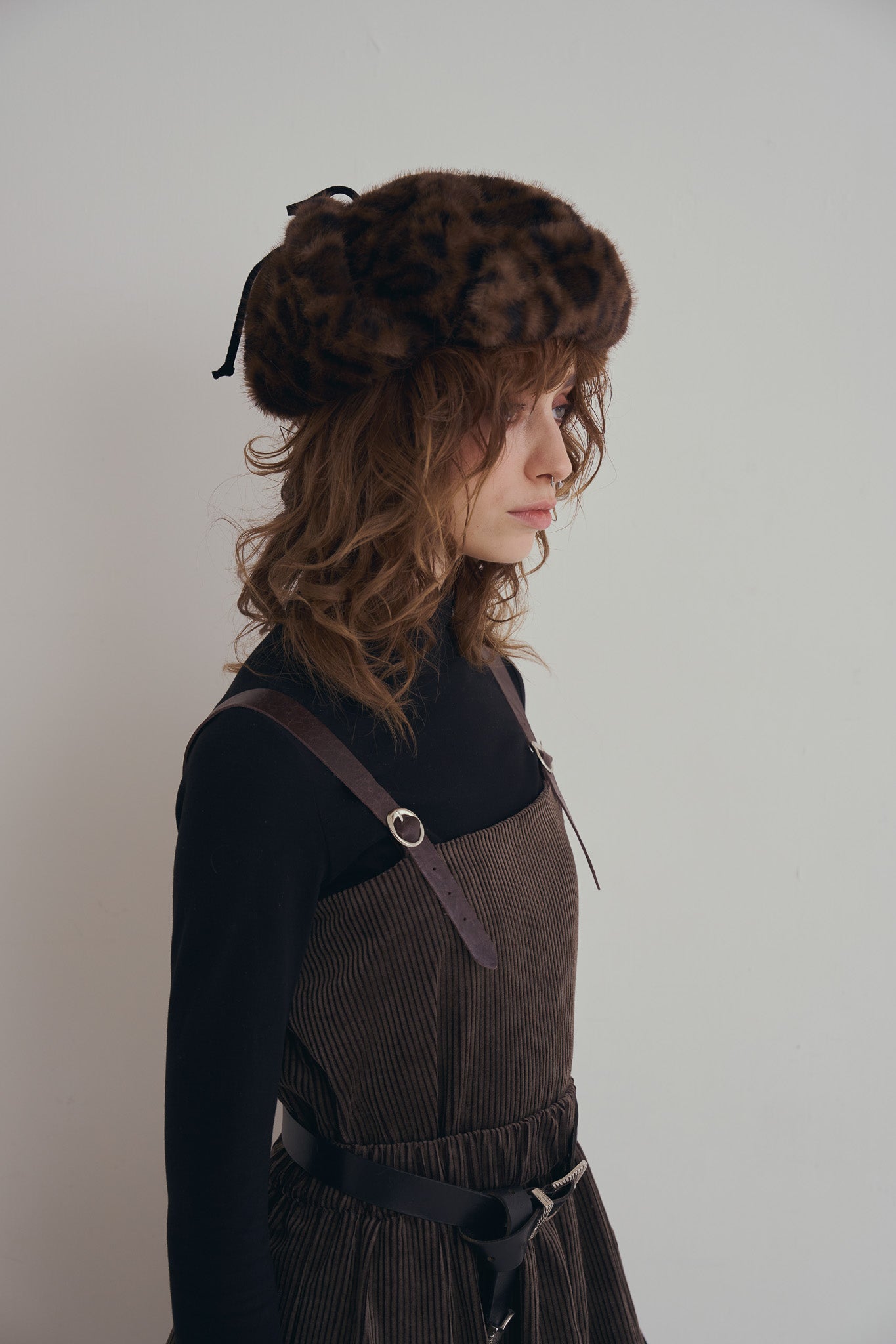 手作豹紋飛行帽，質感豹紋毛毛全包覆帽型與內裏結構，修飾臉部線條並提升保暖度。