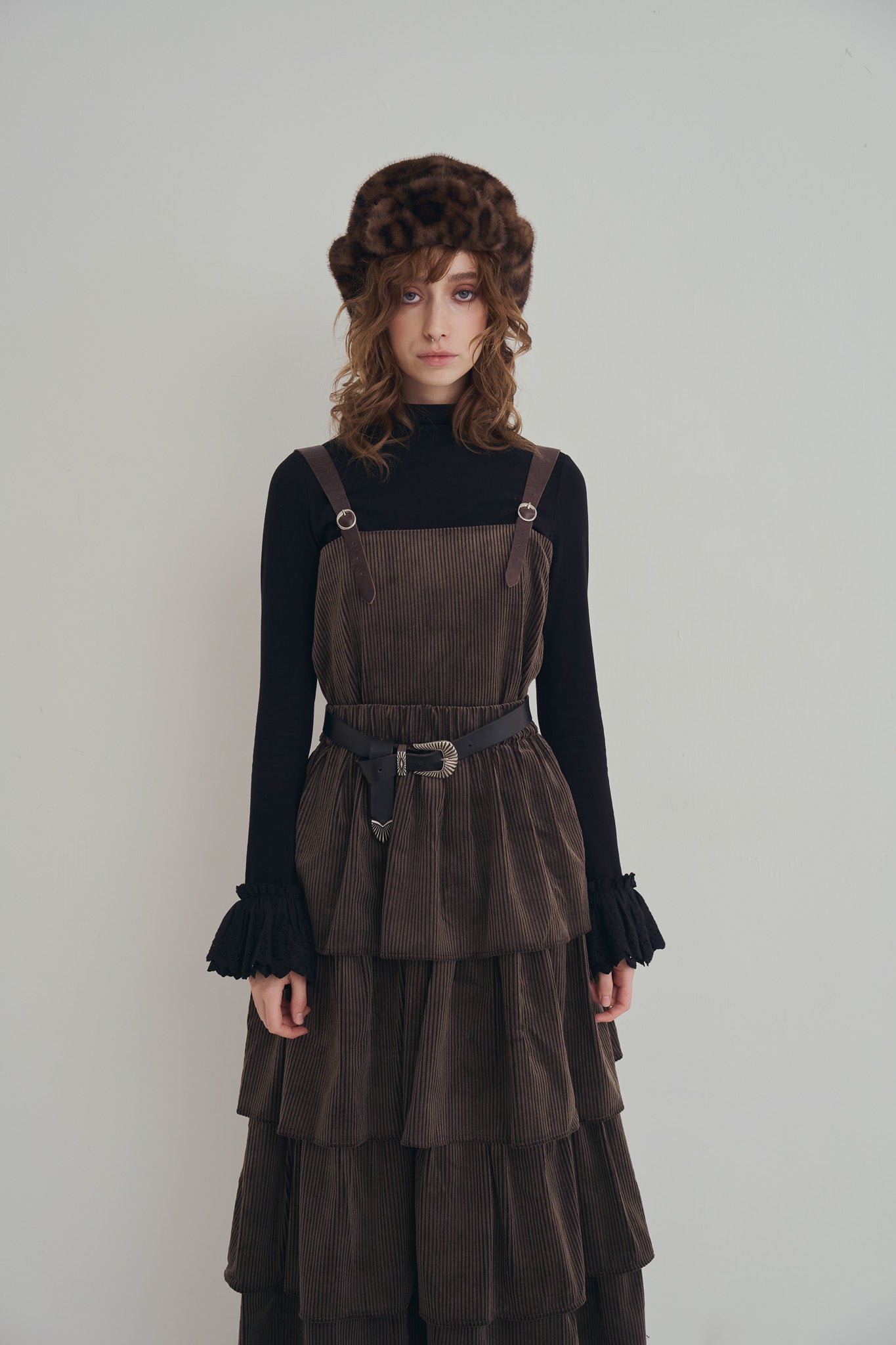 手作豹紋飛行帽，質感豹紋毛毛全包覆帽型與內裏結構，修飾臉部線條並提升保暖度。