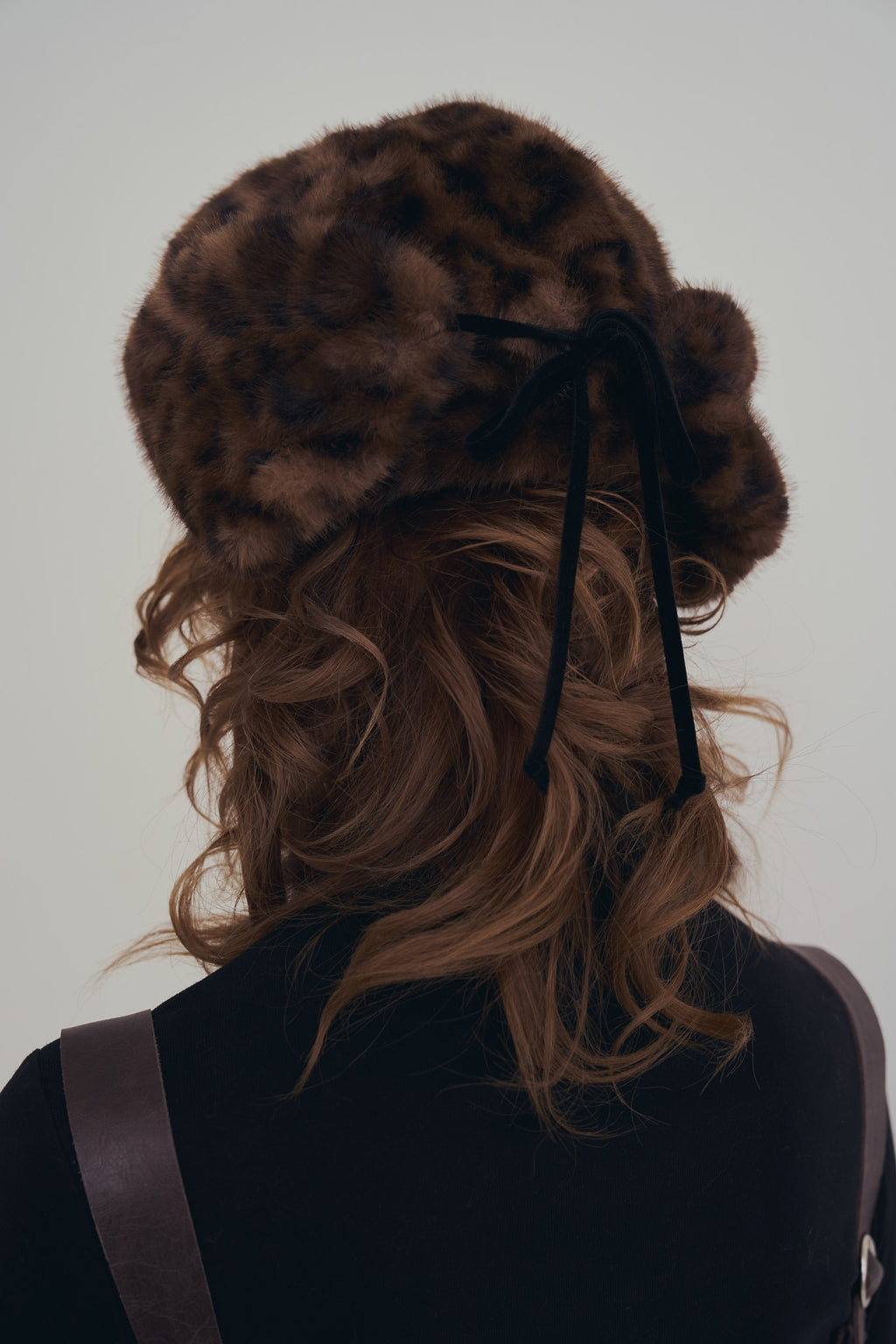 手作豹紋飛行帽，質感豹紋毛毛全包覆帽型與內裏結構，修飾臉部線條並提升保暖度。