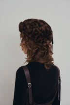 手作豹紋飛行帽，質感豹紋毛毛全包覆帽型與內裏結構，修飾臉部線條並提升保暖度。