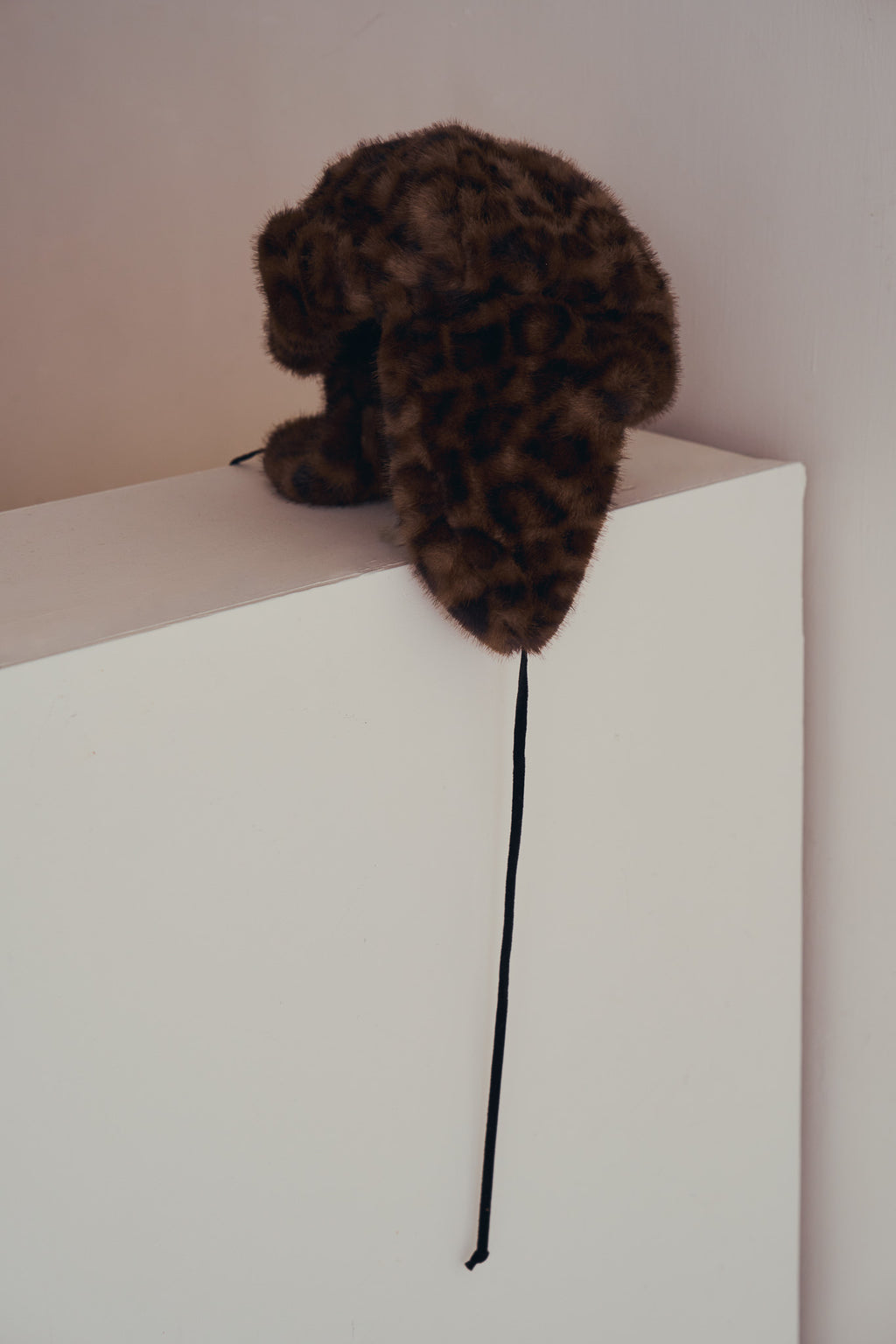 手作豹紋飛行帽，質感豹紋毛毛全包覆帽型與內裏結構，修飾臉部線條並提升保暖度。