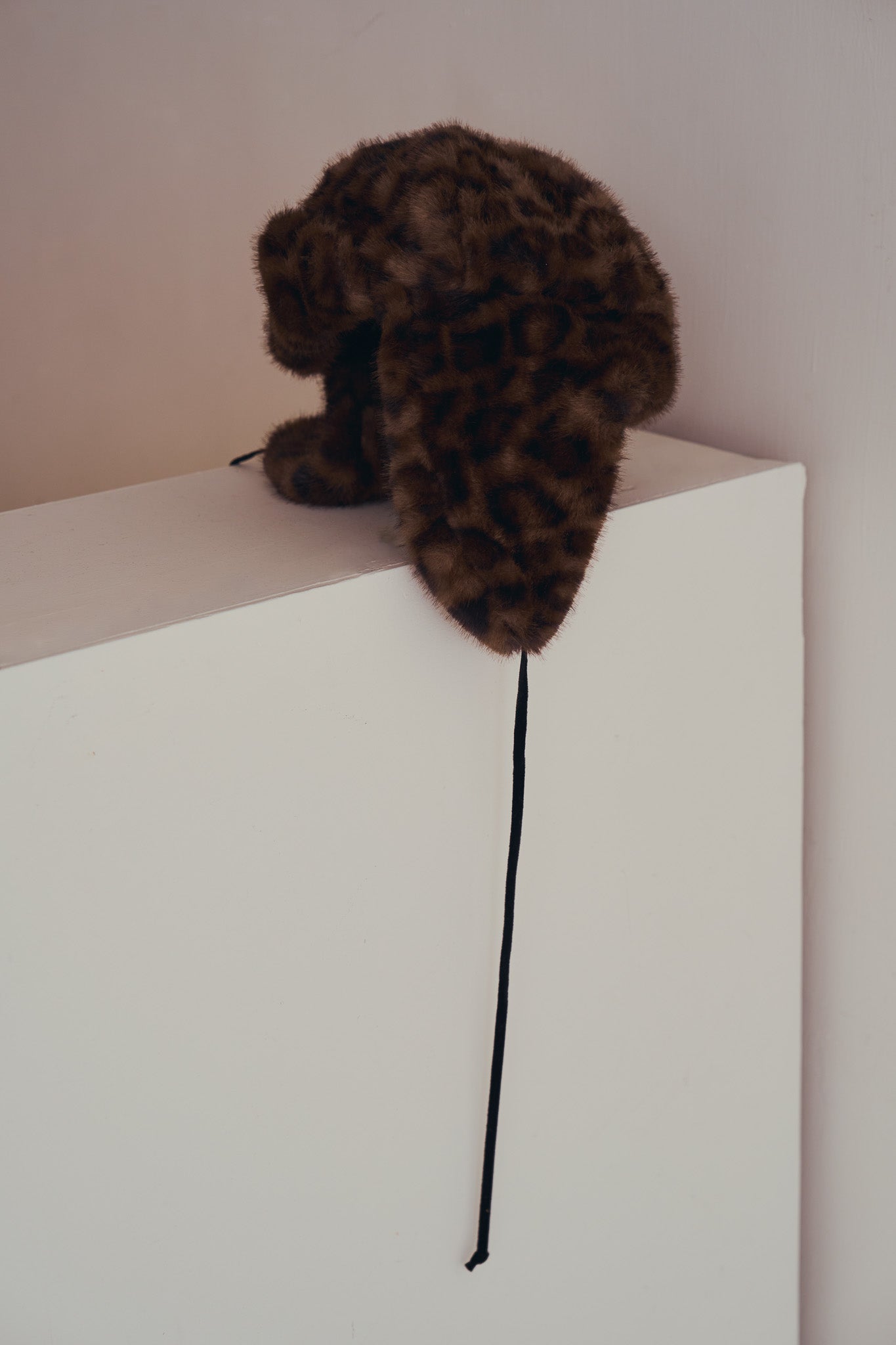 手作豹紋飛行帽，質感豹紋毛毛全包覆帽型與內裏結構，修飾臉部線條並提升保暖度。