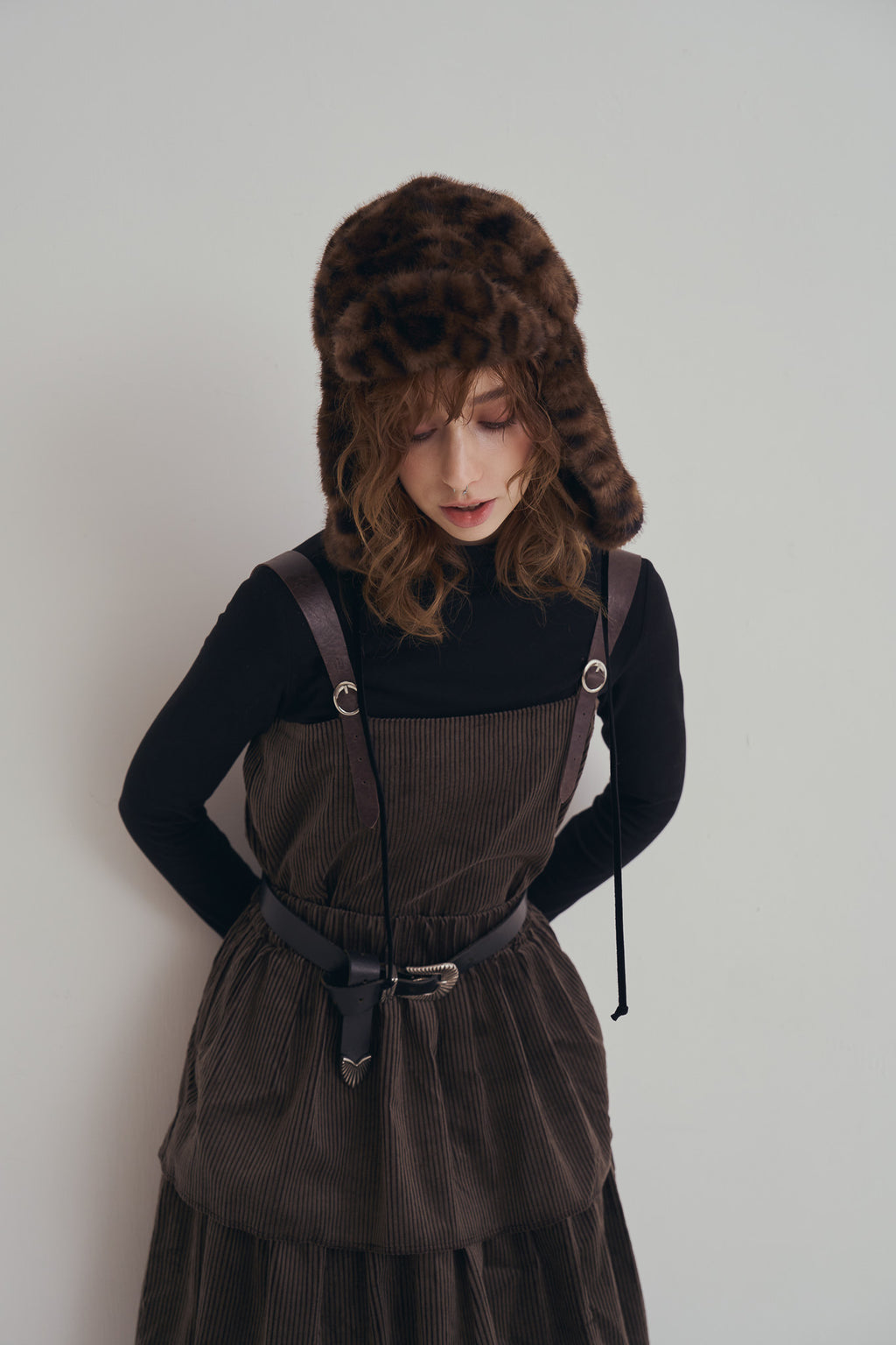 手作豹紋飛行帽，質感豹紋毛毛全包覆帽型與內裏結構，修飾臉部線條並提升保暖度。