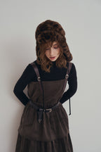 手作豹紋飛行帽，質感豹紋毛毛全包覆帽型與內裏結構，修飾臉部線條並提升保暖度。