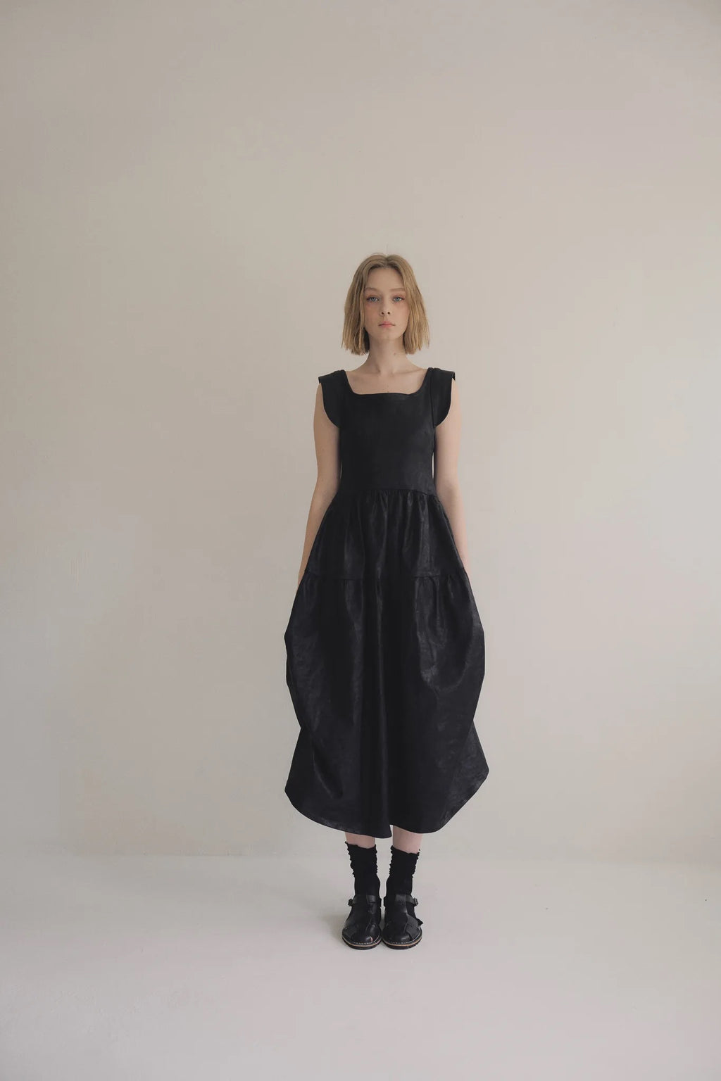 日本光澤花苞廓形洋裝，硬挺顯瘦箱褶裙擺兩側口袋有型。 