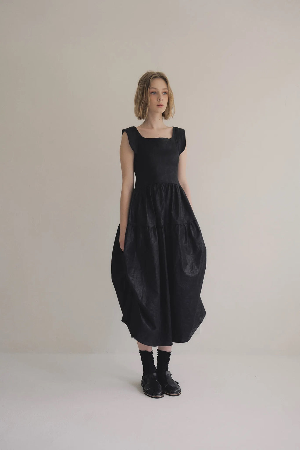 日本光澤花苞廓形洋裝，硬挺顯瘦箱褶裙擺兩側口袋有型。 