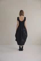 日本光澤花苞廓形洋裝，硬挺顯瘦箱褶裙擺兩側口袋有型。 