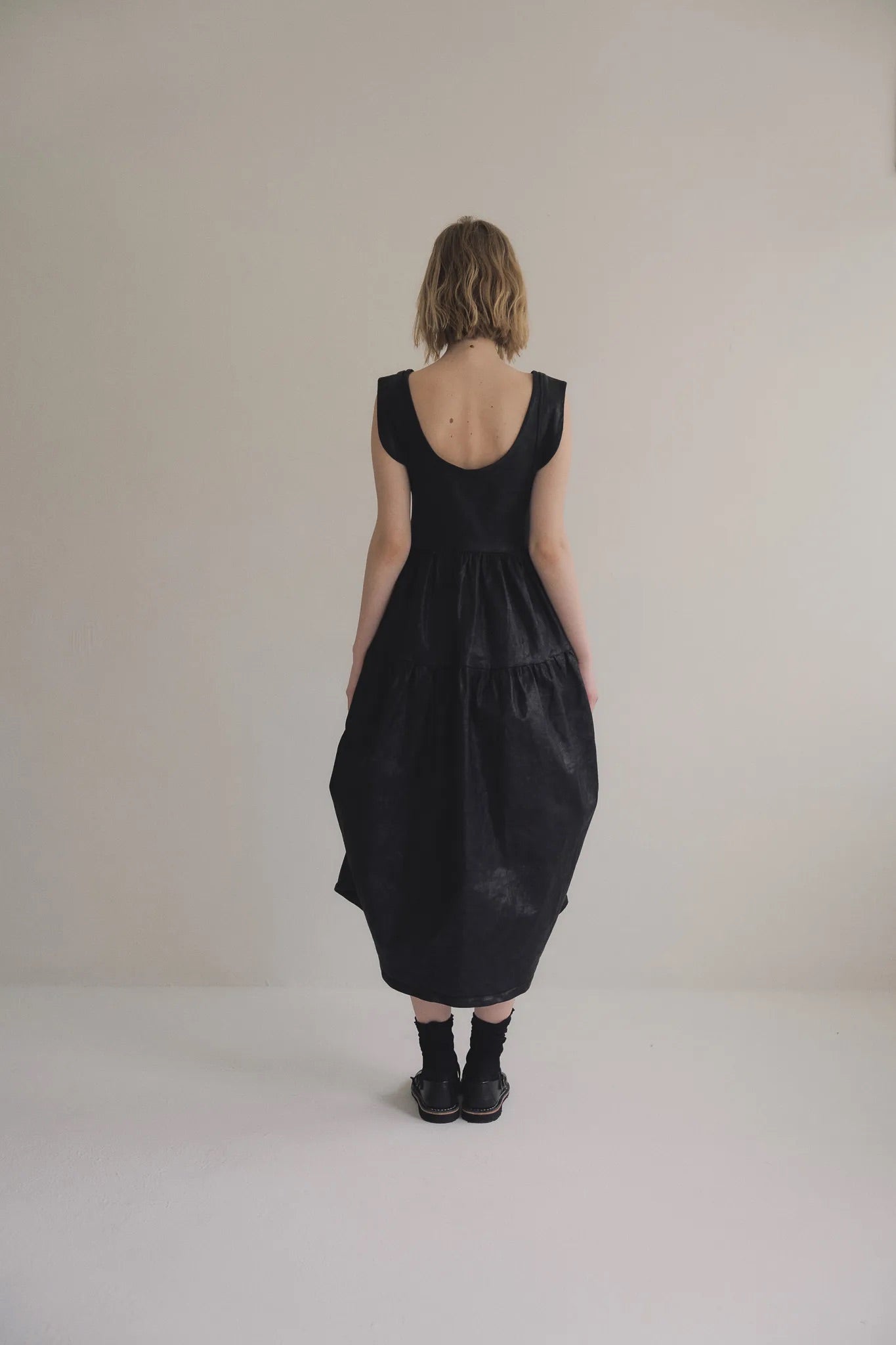 日本光澤花苞廓形洋裝，硬挺顯瘦箱褶裙擺兩側口袋有型。 