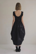 日本光澤花苞廓形洋裝，硬挺顯瘦箱褶裙擺兩側口袋有型。 