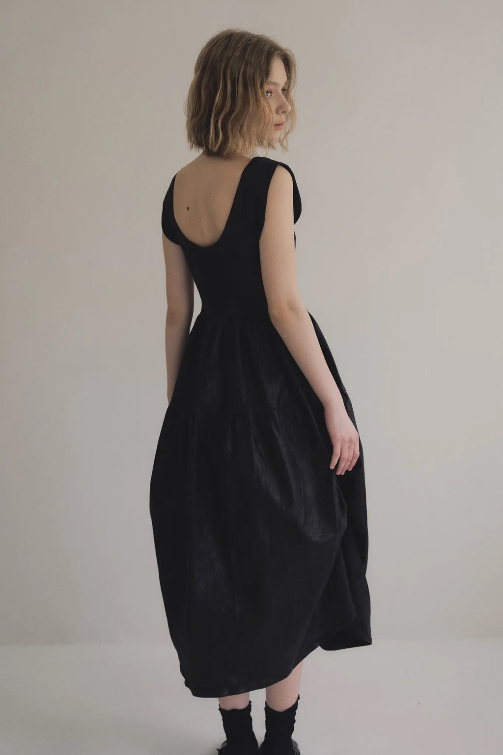 日本光澤花苞廓形洋裝，硬挺顯瘦箱褶裙擺兩側口袋有型。 