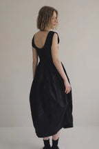 日本光澤花苞廓形洋裝，硬挺顯瘦箱褶裙擺兩側口袋有型。 