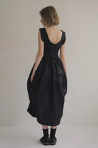 日本光澤花苞廓形洋裝，硬挺顯瘦箱褶裙擺兩側口袋有型。 