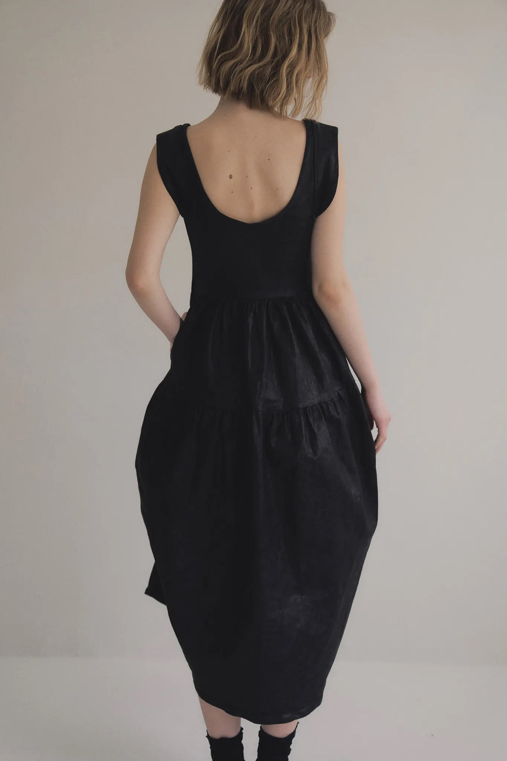 日本光澤花苞廓形洋裝，硬挺顯瘦箱褶裙擺兩側口袋有型。 