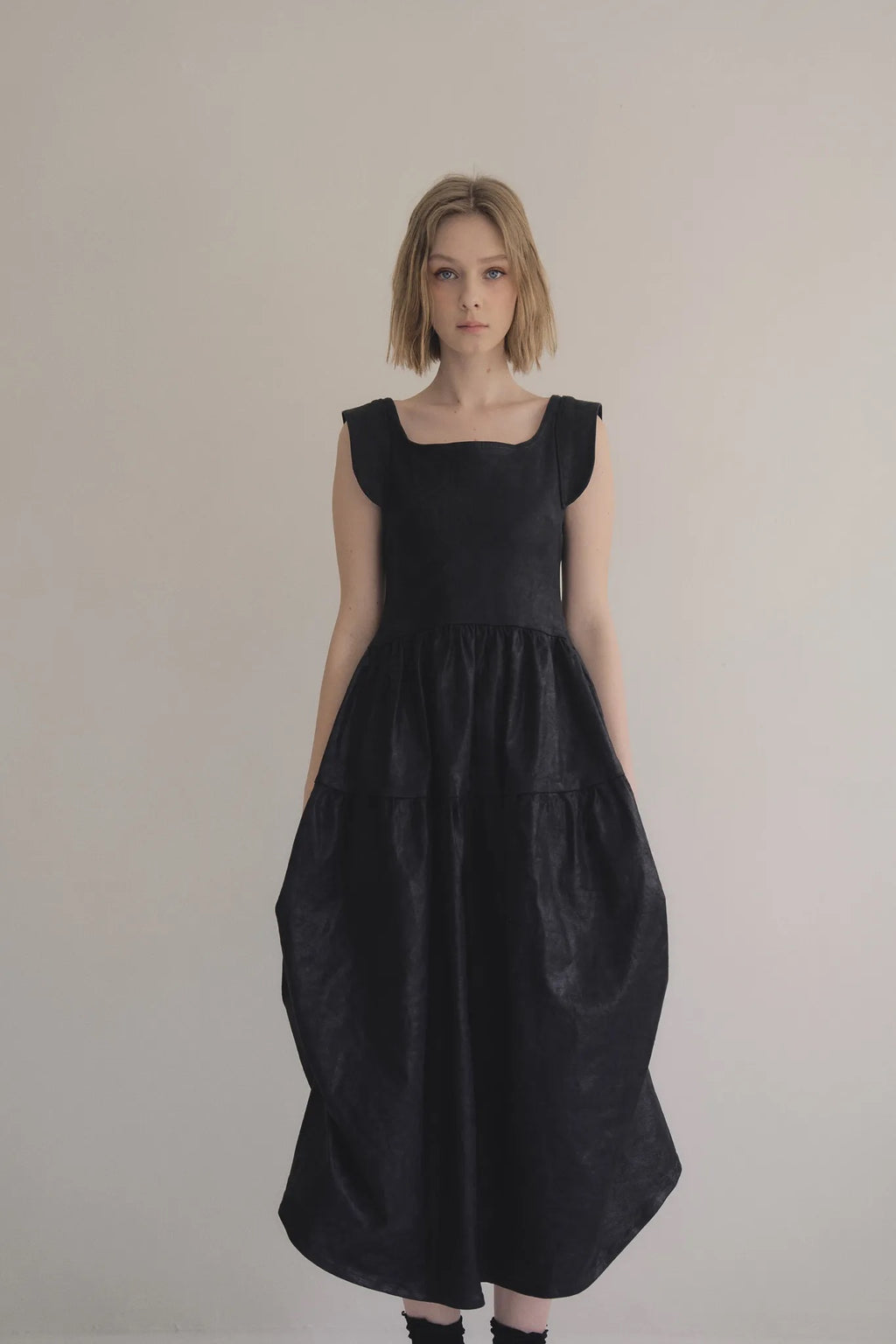 日本光澤花苞廓形洋裝，硬挺顯瘦箱褶裙擺兩側口袋有型。 