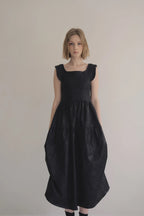 日本光澤花苞廓形洋裝，硬挺顯瘦箱褶裙擺兩側口袋有型。 