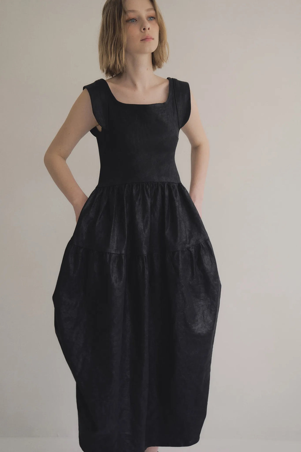 日本光澤花苞廓形洋裝，硬挺顯瘦箱褶裙擺兩側口袋有型。 